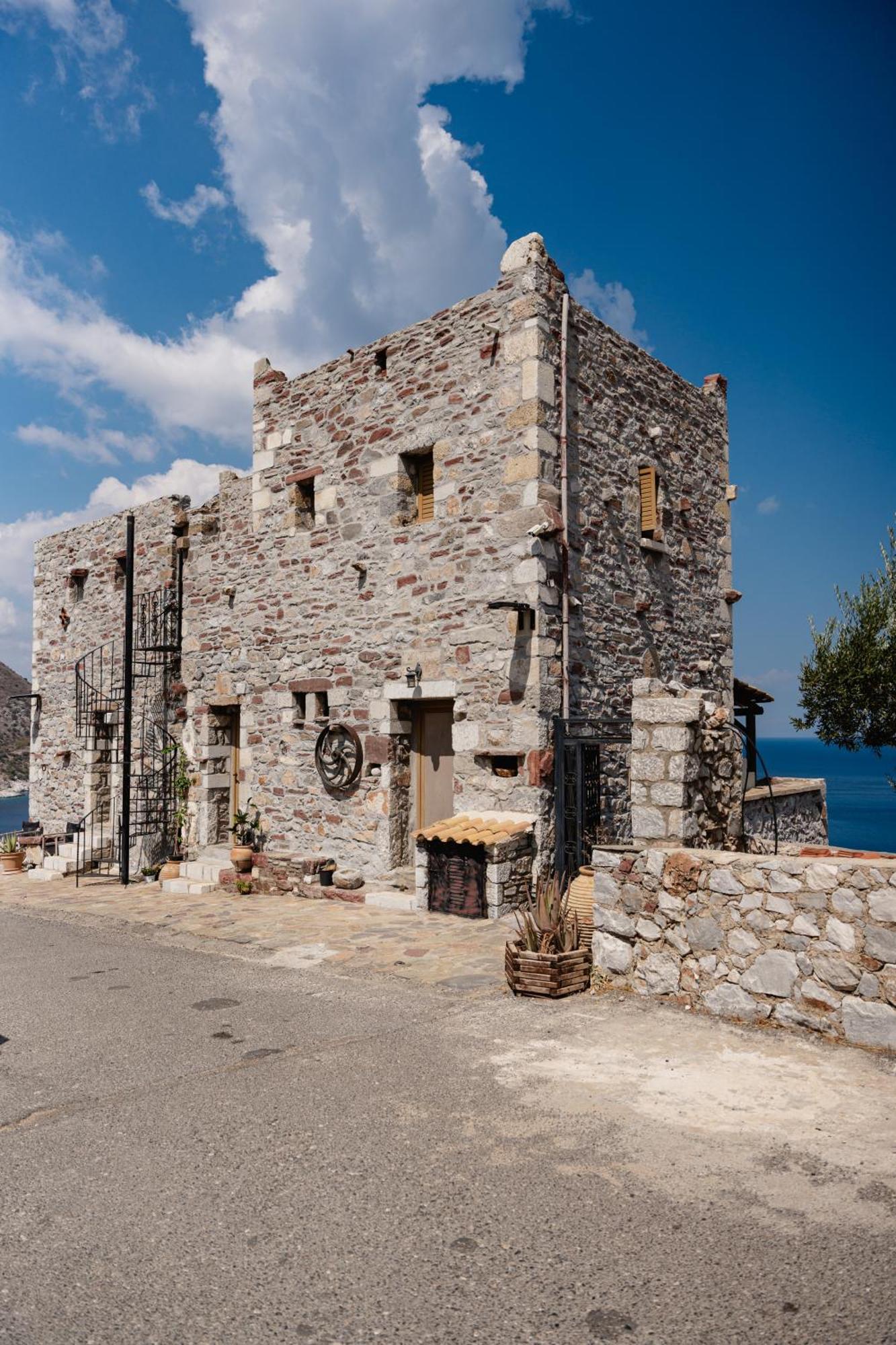 Castle Rizaraki Hotel Kokkala Exterior photo